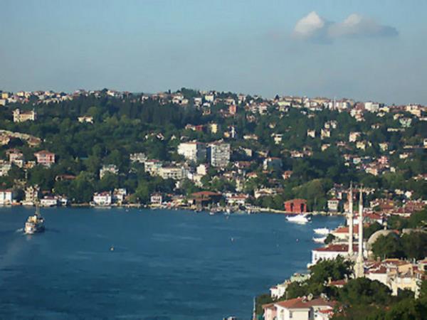 <p><b>ENGELKY</b></p>    Anadolu yakasnda Beylerbeyi-Vaniky arasndadr.Bizans mparatoru Justinianos buraya kars Sophia iin bir saray yaptrmtr ve semte Sophianea ad verilmitir. Osmanl dneminde bu semtte gemi apalatr imal edildiinden ad engel Ky olarak benimsenmitir. Zamanla engelky eklini almtr. Bir baka sylentiye grede; Osmanl dneminde leventlikten yetien engelolu Tahir paa (Sonradan Kaptan- Deryala kadar ykselmitir) bu semtte oturmu ve yrede mescit,eme gibi yaptrm ve birok hayr ilerine nayak olmu semtin sevilen kiilerinden biri olmutur, emte bu sebepten onun ismi verilmitir...