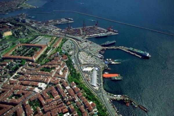 <p><b>HAREM</b></p>    Anadolu yakasnda,Haydarpaa-Salacak arasndadr.III.Murat dneminde bugnk Selimiye klasnn bulunduu yerde saray hanmlarna tahsis edilmi olan Harem i Hmayun kasr bulunmaktayd.Saraya mensup hanmlar kar yakadan geldiklerinde sandallarn yanamas iin sahilde bir iskele vard.buradaki grkemli Harem i Hmayun kasr evresinde gelien yerleim Harem,skele de Harem iskelesi olarak anlmaya balanmtr.