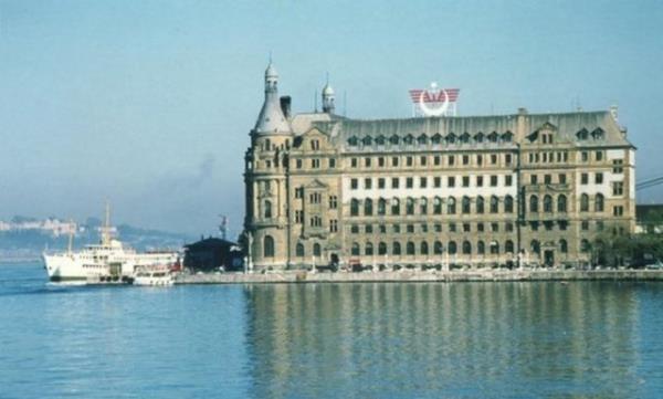 <p><b>HAYDARPAA</b></p>    Anadolu yakasnda,Boaz kysnda,skdar-Kadky arasndadr. III.Selim sadrazamlarndan Haydar Paa ya ait geni araziden dolay yreye Haydarpaa ad verilmitir.