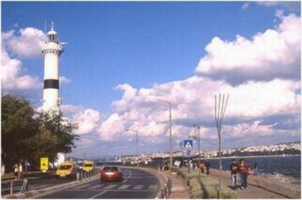 <p><b>AHIRKAPI </b></p>    Sarayburnunda,Sirkeci-Cankurtaran arasndadr. stanbul un sur kaplarndan biri buradadr. Osmanl dneminde sarayn has ahrlar ve daha sonralar st. Belediyesinin ahrlarnn burada olmas sebebiyle bu isimle anlmaktadr.