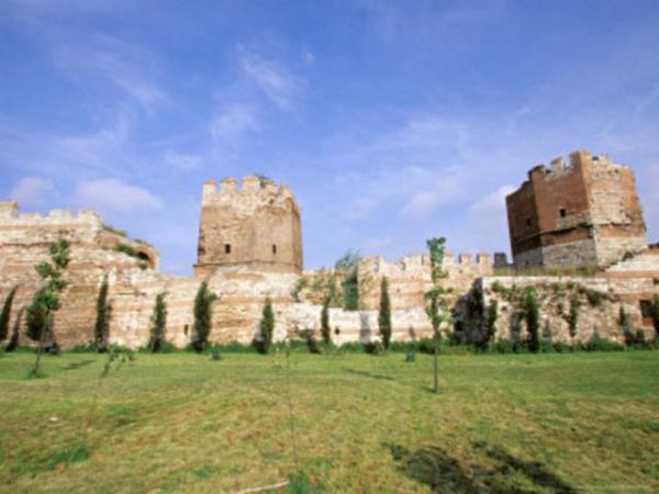 <p><b>AYVANSARAY </b></p>    Hali kysnda Balat-Eyp arasnda yer almaktadr. stanbul'un Osmanllar tarafndan alnmasndan sonra ,Bu blgedeki surlara bir kap yaptrld.