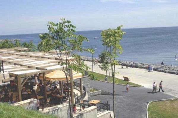 <p><b>FLORYA</b></p>    Avrupa yakasnda, Sefaky-Yeilky-Kkekmece arasnda ,Marmara kysndadr. Reat Ekrem Kou'ya gre skender efendi naml bir kii burada yaptr- d baheye doduu kasabann ismini vermi (Forina Arnavutluk'ta kk bir kasabadr) isim zamanla Florya'ya dnm ve semtin ismi olarak benimsenmitir...