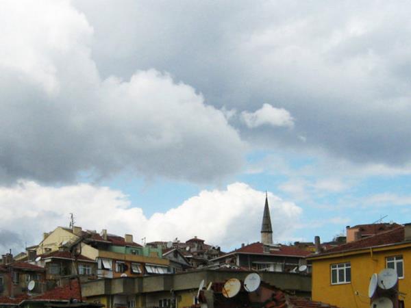 <p><b>SULTANTEPE</b></p>    Anadolu yakasnda,skdar iskelesinin st tarafnda,Kuzguncuk-Altuni- zade-skdar arasndadr.Eski ad Hac Hesna hatun mahallesidir.Mihrimah sultan n dads olan Hesna hatun yall sebebiyle saraydan ayrldnda kendisine nerede yaamak istedii sorulmu oda ykseke bir yer olsun baktmda her yeri greyim demtir.Bunun zerine bugnk sultantepede kendisine bir konak yaptrlmtr.Hesna hatun burada yaad srece saraya mensup kiilerden ilgi , sayg grm sk sk ziyaret edilmitir.Saraya mensup birisi olduundan ve sultanlarca sayg grmesi nedeniyle kk ve evresi Sultantepe olarak anlmaya balanmtr.