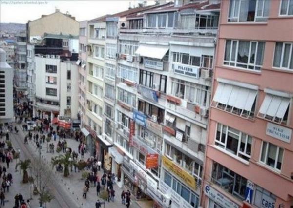 <p><b>BAHARYE</b></p>    Anadolu yakasnda,Kadky-Fenerbahe-Moda arasndadr.Kentte yerleimin yaygn olmad dnemlerde, stanbullularn yazlk olarak kullandklar bir semtti. Bir sylentiye gre, bahar aylarnda semtteki hareketliliin artmas sebebiyle baharlk anlamnda 'Bahariye' ad verildiidir...