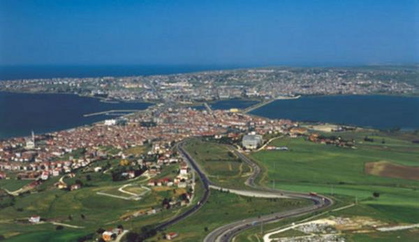 Anadolu'yu batya balayan yol zerinde bulunan bu boazlar gemek iin boazn iki yakasnda sahile akl kazklara bal halatlar gerilerek ve sal zerinde bu halatlar ekilerek kardan karya geiliyordu. ekerek alan bu sisteme ekmece ad verilmitir.Zamanla buradaki yerleimlere bu isim yaktrlmtr,birbirinden ayrlmas iin birine Bykekmece dierine Kkekmece ad verilmitir...