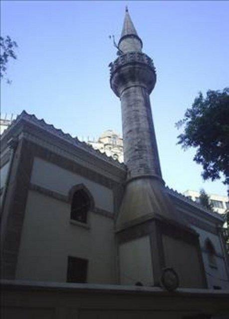 Hseyin Efendi ayn zamanda "Galatasaray Aas'yd." Bu nedenle Aa Cami olarak anlr.