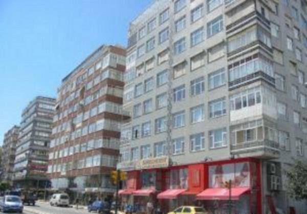 <p><b>MERTER</b></p>    Avrupa yakasnda, Topkap surlarnn dndadr.Burada bulunan ve Ahmet Merter'e ait iftlik imara aldnda semte ok sayda bina yaplmtr. Oluan yerleim Merter adyla anlmaktadr.