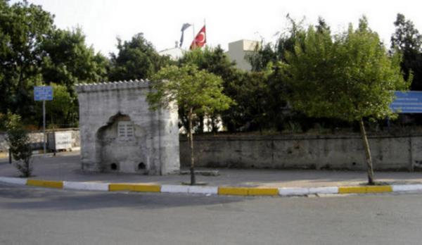 <p><b>AYRILIK EMES</b></p>    Anadolu yakasnda,Kadkyden Acbadem e giderken Haydarpaadan gelen yolla kesitii yerdeki semttir.Eskiden Trakya ve stanbuldan hacca gidecek olanlar burada toplanrlar ve hepbirlikte yola karlarm.Hac adaylar yaknlar ile burada vedalap yola ktklarndan semte Ayrlk emesi ad verilmitir.