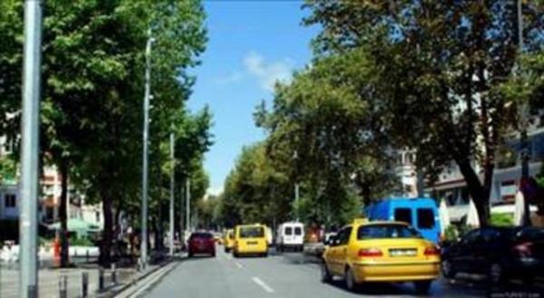 Osmanl ordusu, Dou seferlerine bu yoldan kyordu. Adnn Badat Caddesi olmas bu nedenledir.