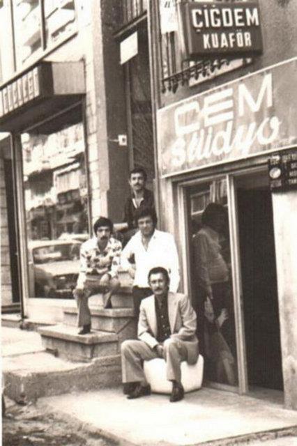 <p><b>FERKY</b></p>    Avrupa yakasnda,Kurtulu-ili-Harbiye-Kasmpaa arasndadr.Semtin ismi hakknda deiik sylentiler vardr. stanbul'un nl Levantenlerinden Msy Ferry Galata da oturur ve za- man zaman bu cvadra ava karm.Daha rahat avlanabilmek iin buraya bir kk yaptrm ve semtteki yerleim bu kk etrafnda younlar.Yre Ferry nin ky olarak anlmaya balanr ve isim zamanla Feriky e dnr. Bir baka sylentiye gre de Osmanl padiah A.Mecit tarafndan bugn semtin bulunduu geni arazi Madam Feri ye balanmtr.Feri nin ky ismi zamanla Feriky'e dnmtr...