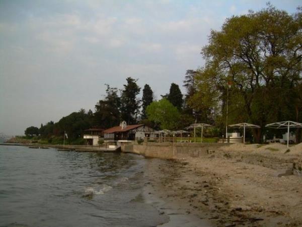 <p><b>MERCAN</b></p>    Avrupa yakasnda,Eminn-Beyazt arasndadr. 18 yy da yaam Habe kkenli Kzlaraas Mercan aa nn bu semtte yaptrm olduu Mercan Aa camisi semte adn vermitir...