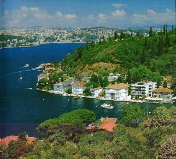 <p><b>KANLICA</b></p>    Boazn Anadolu kysnda ubuklu ile Anadoluhisar arasndadr. Antik adaki ad Phriksulimen dir. Osmanllarn stanbulu almalarndan nce burada Kangl diye bilinen bir Trk boyunun yerletii sanlmaktadr.Baz eski vakfiyelerde Kanglcak diye szedilmektedir.smin zamanla Kanlcaya dnt sylenmektedir.