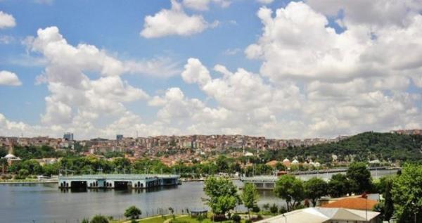 <p><b>STLCE</b></p>    Avrupa yakasnda,Halcolu-Kasmpaa-Silahtar arasnda,Hali kysndadr.Bizans dneminde kk bir ky olan semtte (Sut membat ky) bronz dan yaplm ve gslerinden su akan bir kadn heykeli varm.Stlerinin bol olmas iin yeni doum yapan kadnlar tarafndan ziyaret edilirmi bu yzden semte Stlce ad verildii sylenmektedir.