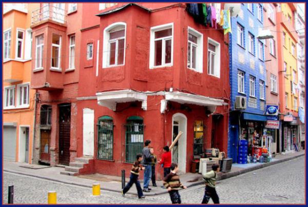 <p><b>KUMKAPI</b></p>    Avrupa yakasnda,Marmara kysnda,Ahrkap-Yenikap arasndadr. Bizans dneminde burada Kontoskalion liman ve yarm daira eklindeki surlarda bir kap bulunmaktayd.Bu limann hemen yannda Kaisariu denilen ikinci kk bir liman daha vard.bu kk limana ehre getirilen kumlar boaltlyordu. Bu sebeple surlardaki kap Kum kaps semtte Kumkap olarak benimsenmitir.