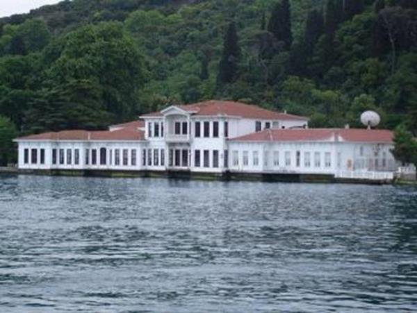 <p><b>KANDLL</b></p>    Boazn Anadolu kysnda , Vaniky ile Anadoluhisar arasndadr. Antik adaki ad Ekhaia'dr. Zaman zaman Gksu dan deniz yolu ile saraya dnen padiahlar iin yaklan kandillerden yada IV. Murat'n Revan seferinden dnnde bu semtteki kkte doan ehzadesi Mehmet iin yedi gece yaklan kandillerden dolay semte Kandilli ky ad verilmi,zamanla Kandilli eklini almtr.