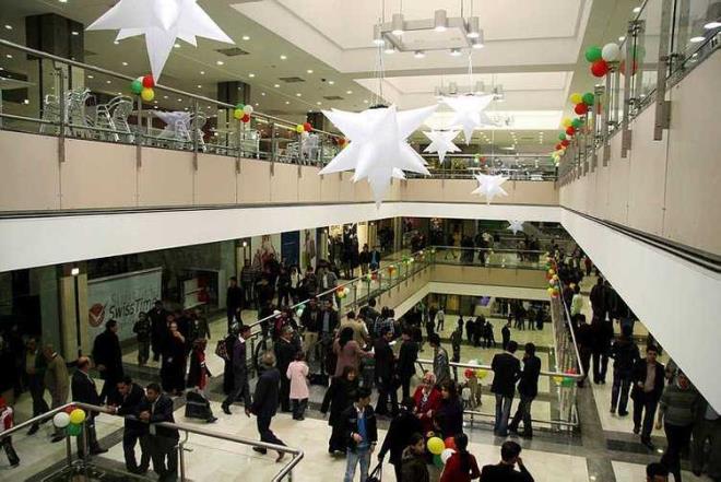 ERBL'DEK AVM'LER<p>    Erbil'de bir ok AVM var, bunlarn iindeki maazalarn ou da Trk firmas. Ayakkab bile Trkiye'den gidiyor. AVM'lerdeki satlan rnlerin neredeyse yzde 90' Trk rnleri.