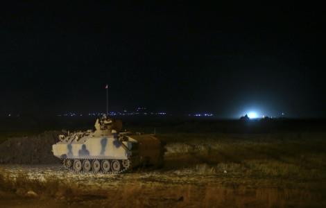 IRAK ASKERLERNN GELMESYLE NC SAFHA BALADI<p>    Genelkurmay Bakanlndan yaplan bilgilendirmede, Trk Silahl Kuvvetlerince 18 Eyll'den itibaren Silopi/Habur blgesinde icra edilen tatbikatn nc safhasna dn baland ve tatbikatn bu safhasnn, blgeye intikal eden Irak Silahl Kuvvetlerine bal birlik ile unsurlarn da katlmyla birleik olarak icra edilecei bildirilmiti.