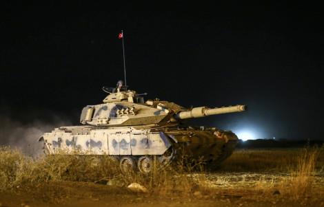 FARLAR SNDRLD, GECE GRNE GELD<p>    Saat 20.30 sralarnda Silopi'den 2 minibsle alana gelen Irak askerlerinin de katlmyla tanklar ve zrhl aralar, gece tatbikatna balad.