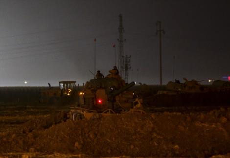 7'nci Kolordu Komutan Tmgeneral Sinan Yayla'nn sevk ve idaresinde, 28. Mekanizma Piyade Tugay Komutan Ahmet Kurumahmut'un emir komutasnda gerekletirilen tatbikatta, sahada konulu zrhl aralar far sndrerek gece grl termal kameralar yardm ile hareket etti. Yarm saatlik manevra eitiminin ardndan tanklar, konulu yerlerine geri dnd.