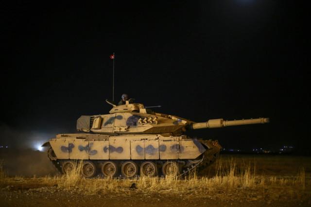 TSK, Kuzey Irak'n karsndaki Habur blgesinde 10 gndr devam eden tatbikatta bir ilke imza att. Erdoan'n "bir gece anszn gelebiliriz" aklamasndan sonra blgede "gece tatbikat" yapld.