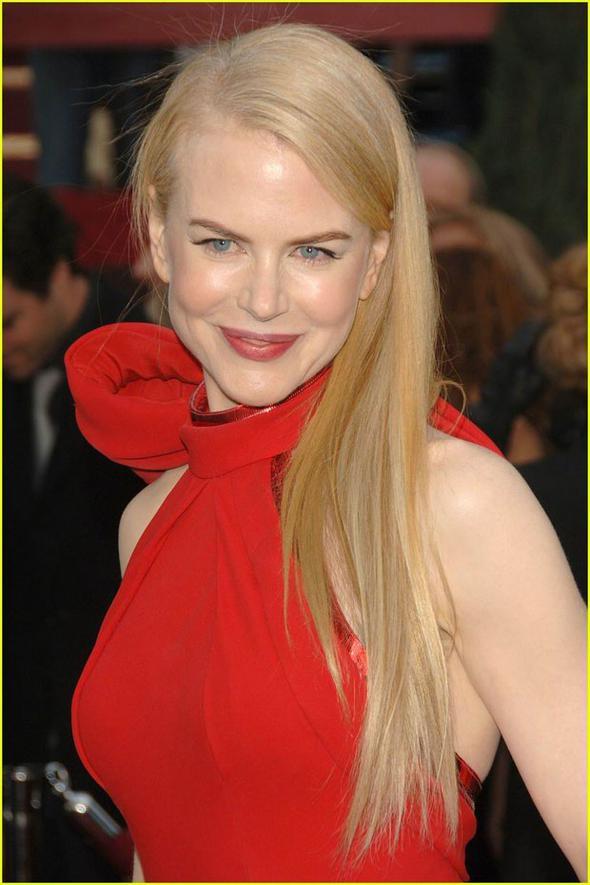 Nicole Kidman'n annesi eski bir hemire. Kidman'n babas biyokimyager ve klinik psikologu. Kidman bir sre nce babasn kaybetti.