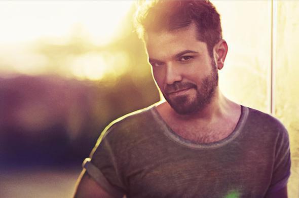 Kenan Doulu'nun babas Yurdaer Doulu, hayata erken yata veda etti. Trkiye'nin dnemine damga vurmu mzisyenlerindendi.