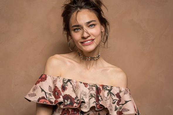 Saadet Il Aksoy'un bir sre nce yitirdii babas polis komiseriydi. Gzel oyuncunun annesi de emekli bir polis mfettii.