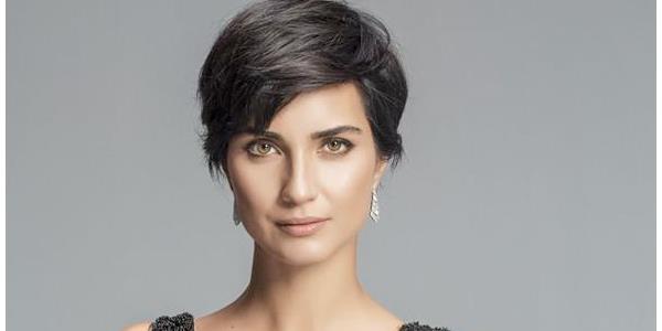 Gen oyuncu Tuba Bykstn'n annesi emekli babas ise kendi iini yapyor. Gzel oyuncunun babas elektronik mhendisi.