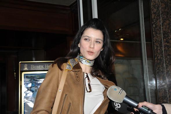 Beren Saat'in grmedii babas spor akademisi mezunu. Bir dnem kalecilik yapt.