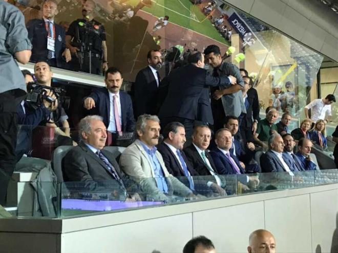 HAYAT YAZICI LE ORTAK    <P>  Hukuk kkenli olan Mevlt Uysal, bugn AK Parti Genel Bakan Yardmcs olan Hayati Yazc'nn da "avukatlk brosu" orta.