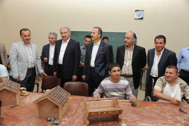 BAAKEHR BELEDYE BAKANLII SERVEN  <P>    Baakehir&#8217;de ikamet eden Mevlt Uysal. 1997 senesinde Baakehir&#8217;de "1. Etap Site Ynetimi Kurucu Ynetim Kurulu Bakanl" grevine geldi. 2009 senesinde Baakehir ve Baheehir birleerek ile oldu. Bunun zerine Uysal da "29 Mart 2009" Yerel Seimlerinde "Baakehir Belediye Bakan Aday" aday oldu.