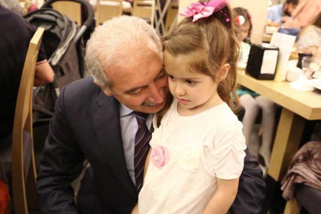 SVAS KATLAMI SANIKLARININ AVUKATLIINI STLENMT      <P>Mevlt Uysal, ayrca 2 Temmuz 1993&#8217;te Madmak Oteli&#8217;nin atee verilmesi sonucu 33&#8217; sanat, 37 kiinin hayatn kaybettii katliama ilikin davada, sanklarn avukatln stlenmiti.