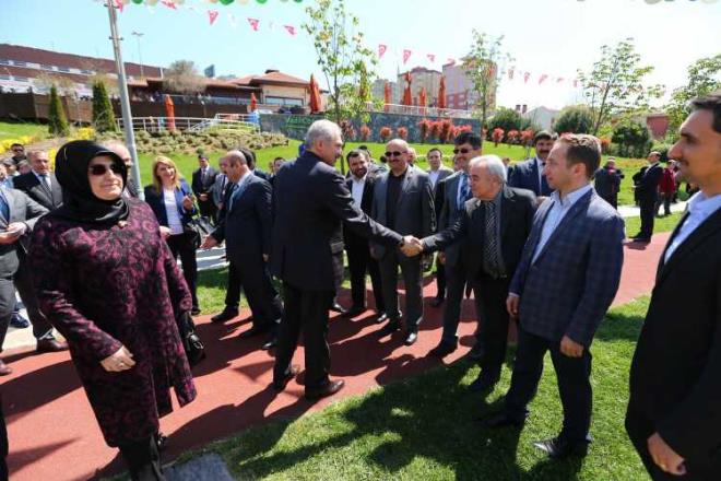 E HATCE UYSAL KMDR?  <P>    Mevlt Uysal'n einin ismi Hatice Uysal. Mevlt Uysal ile karsnn 4 ocuklar bulunuyor. Mevlt Uysal'n ei Hatice Uysal (beyaz kyafetli) Baakehir'de aktif olarak alyor.