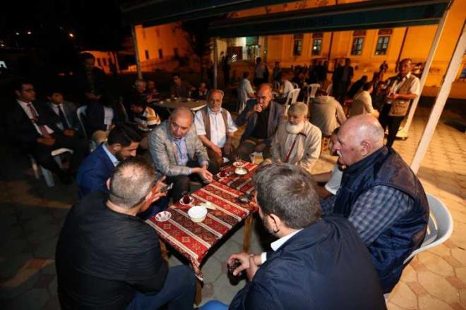 SERBEST AVUKATLIK YAPTI    <P>  Okulunu bitirdikten hemen sonra balad serbest avukatlk mesleini icra ederken, bir yandan da aktif siyasetle uramtr. Hatice Uysal ile evli olan Uysal drt ocuk babasdr.