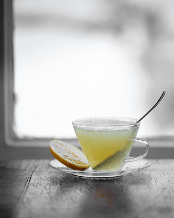 SICAK ZENCEFL AYI<p>Ceviz kadar zencefili rendeleyin, bir bardak su ile kaynatn. Kaynadktan sonra 1 limonun suyunu ekleyip, iin.