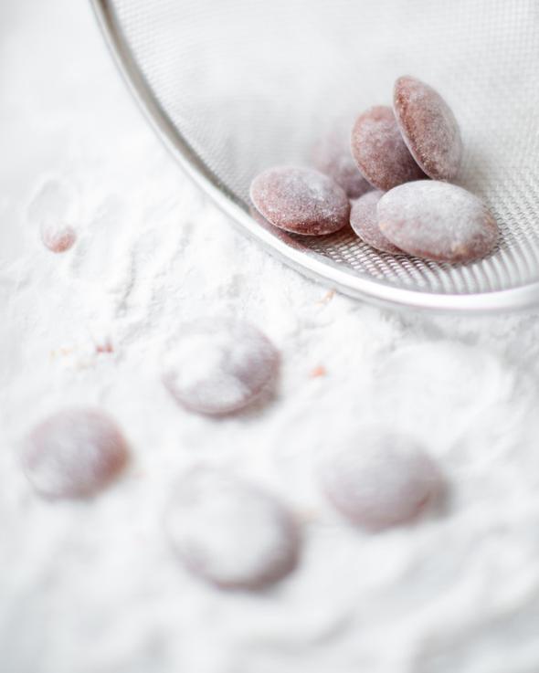 PEKMEZL PASTL  <p>yice sertleince kattan ayrp her tarafn iyice pudra ekerleyin. Dilerseniz kk buz kalplarna pudra ekeri serpip onlarn iinde daha dzgn ekilli pastiller de yapabilirsiniz. ifanz bol olsun.