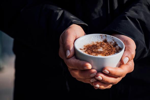 SICAK KOLATALI SALEP<p>  Salep sy insan vcudunda sanki daha uzun tutuyor. te hem bunu yapabilmek hem salep sevmeyenlere iirebilmek iin k gnne zel bir iecek yapmak isterseniz 2 orba ka srlebilir ikolatann zerine -ister tozdan gerek salep isterseniz de kutuda hazr saleplerden kaynam salebi ekleyin. (Gerek salep azald iin hem gelenek devam etsin hem de salepler diyerek, kutudakilerden kullanabilirsiniz.) Sonra bir kartrcnn kenar ile yukar doru ektiinizde ssl bir salebiniz olacak.