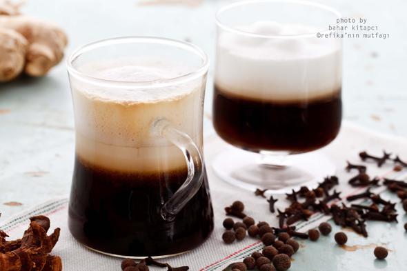 KAYNAR<p>  Lohusa erbetinin atas olan mis gibi bir kaynar tarifi vermek istiyorum. Tencereye 2 litre su koyun. ine 1 orba ka yenibahar tohumu, ceviz byklnde havlcan ve soyulmu taze zencefil, 2 ubuk tarn, 1 orba ka karanfil atn ve 1 saat kaynatn. Sonra 1 su barda pekmezi ekleyip 1 saat daha kaynatn. zerine bolca ceviz krp bu ekilde veya mikserde kprttnz scak st ilave ederek iebilirsiniz.