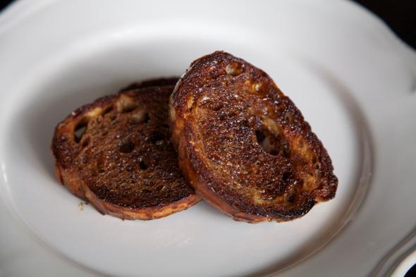 SICAK ST VE PEKMEZL EKMEK<p>  Tavaya 1 orba ka tereya koyun. Eriyince 3 orba ka pekmez ekleyip, ktr ekmei zerine koyun ve iki tarafna da iyice bulatrn. Scak st ile ktr ktr yiyin.