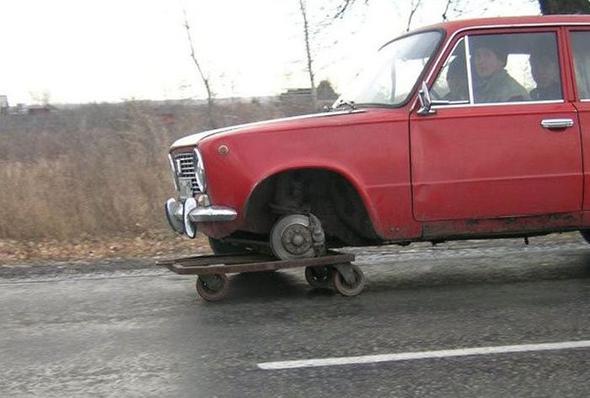 Kaza yaptktan sonra tekerlekleri olmayan aracna farkl bir zm bularak yoluna devam etmek isteyen adam ise ilgi ekti...