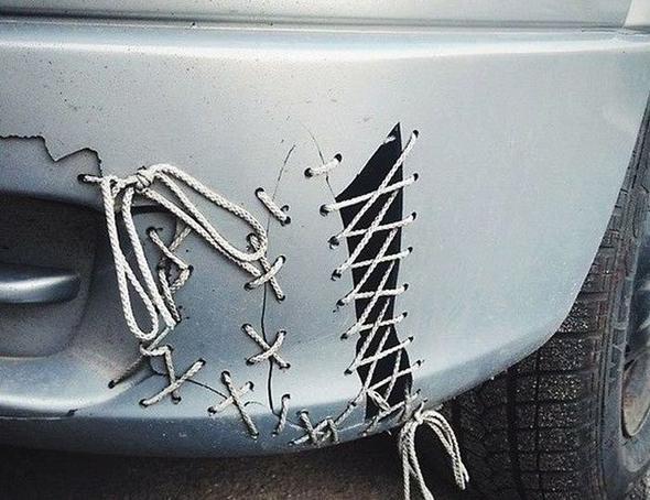 Sosyal medyada kaza yaptktan ya da arac arzalandktan sonra pratik bir ekilde zm retmek isteyen otomobil srclerinin fotoraflar paylalyor.