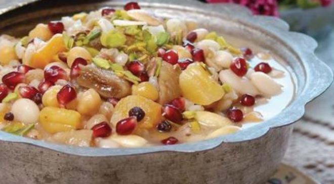 Birka tam kaynatn. Son olarak ekeri ekleyip 5-10 dakika kaynattktan sonra incirleri katn ve bir tam kaynatp, ateten aln.