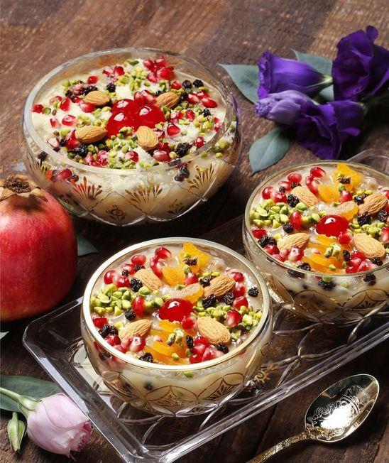 Souyunca zerini ceviz ii, Antep fst, ku zm, tarn ve nar taneleri ile ssleyerek servis yapn. stee bal olarak glsuyu da serpebilirsiniz.