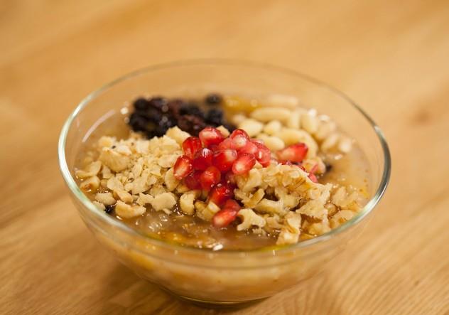 <p><b>Malzemeler</b></p>  <p>  2 su barda Buday</p>  <p>  1 su barda Nohut</p>  <p>  1 su barda Kurufasulye</p>  <p>  1 su barda kuru zm</p>  <p>  1 su barda ncir</p>  <p>  1 su barda kuru Kays</p>  <p>  1/2 su barda fstk</p>