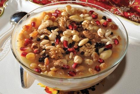 15 su barda su ekleyip kaynatn. zerinde biriken kp bir kevgirle alp tencerenin kapan kapatn ve 30 dakika kaynatn. Fasulye ve nohutu szp ayr kaplarda halayn.