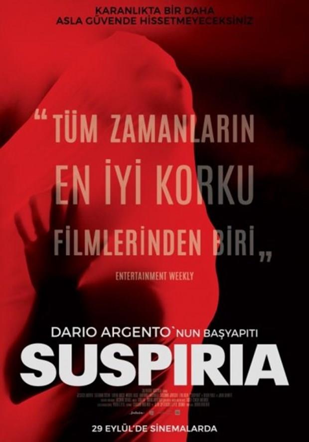 "Suspiria"  <p>  talyan korku trnn babas Dario Argento'nun klt filmi "Suspiria" restore edilmi haliyle vizyonda. 1977'de ekilmi filmi o gnn koullarna gre deerlendirmek lazm. Argento'nun hayalgc, renklerle kurduu srad iliki ve snrlar zorlamadaki ustal her zamanda geerliliini koruyor. Cinsellie ait hibir arm filme yanstmayan ynetmen yine de ehveti tm saflyla hissedilmesini salyor. Bunda hikayenin krmz renkte olmasnn da etkisi var elbette. "Sihir tm dnyada var olan tek eydir ve bu bilinen bir gerektir" cmlesinin beni her zaman etkiledii filmi mutlaka grn derim. Sadece bir cadlk hikayesini deil, 1977'den bugne deimeyen baz eylerin varln ya da kimi eylerin nasl gelierek bugne geldiini ya da insann varabilecei en karanlk kuyular greceksiniz. Bu arada filmin ahane mziklerinde de ynetmenin eli var.