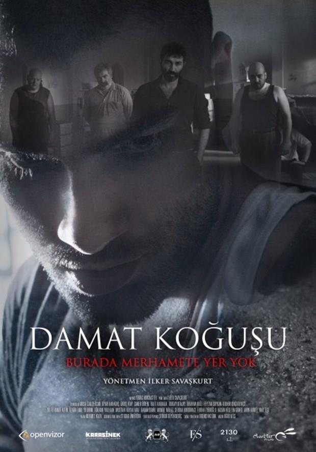 "Damat Kouu"  <p>  Sofya Film Festivali'nden dlle dnen "Damat Kouu" lker Savakurt imzal. Gen ynetmen, rahatsz etmeyi seviyor. Bunu hayal grerek deil, gerekleri gstererek yapyor. Film, gerek bir olaydan yola kyor. Adn, tecavz sulularnn yatt blmden alan filmde Musa Can Pekcan ve Bar Atay performanslaryla etkiliyor. Rol iin 17 kilo veren Pekcan' sinemada daha ok grmek istiyoruz. Yrei dayanabilen mutlaka izlemeli bu filmi!