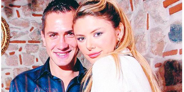 Ayrln ardndan ad bir ok kiiyle anlan Aysun Kayac son olarak Ozan Sevindik ile birlikte oldu. Bu iliki de mutlu sona ulaamad. Ardnda Kayac, Efe adl bir bankacyla evlendi.