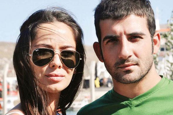 MERVE SEV - PAHAN YILMAZEL<p>    Oyuncu Merve Sevi, ilk medyatik akn henz 17 yandayken kendisi gibi oyuncu olan Pahan Ylmazel ile yaad. Kskanlk krizlerini sebep gsteren ift, yollarn ayrd.