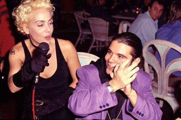 KENAN DOULU - BLLUR KALKAVAN  <p>    lk albm 'Yaparm Bilirsin'i 1993 ylnda karan ve bu albmle hret kapsn ardna kadar aan Kenan Doulu, ilk medyatik akn kendisinden 12 ya byk olan Billur Kalkavan ile yaad.